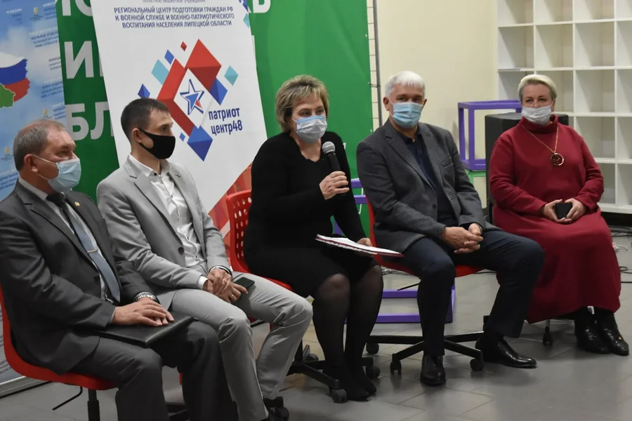 Круглый стол "Ваш долг. Ваше право" организован в рамках проекта "Защита защитников", получившего поддержку Фонда президентских грантов