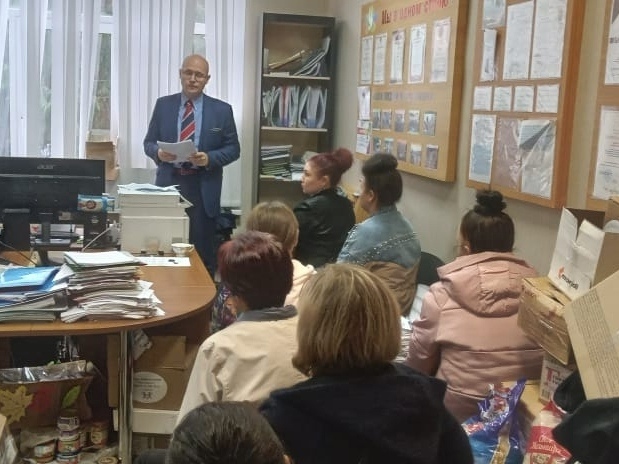 Юрист Комитета солдатских матерей проводит групповую встречу с обратившимися по одному вопросу